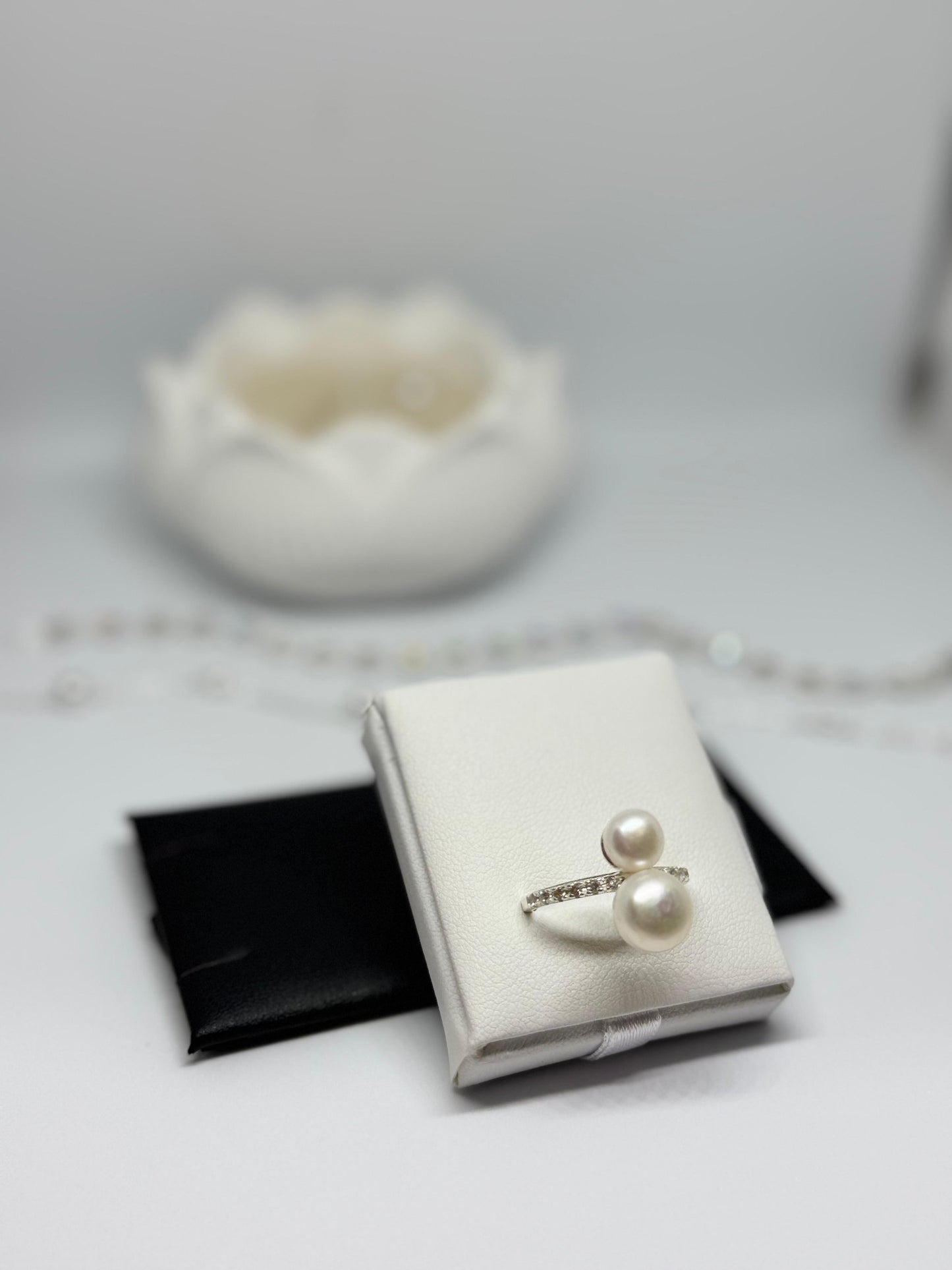 Anel Cravejado com Zircônias e Pérolas